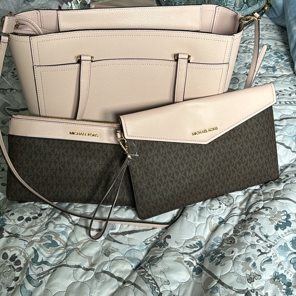 Beautiful pink Michael Korrs Tote With Accessories. - Picture 5 of 5